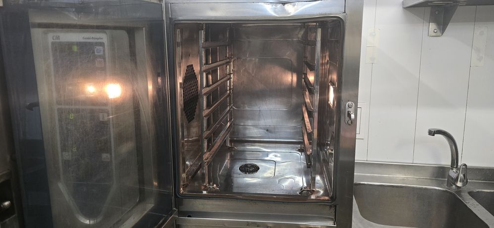 Продавам професионален конвектомат Рационал