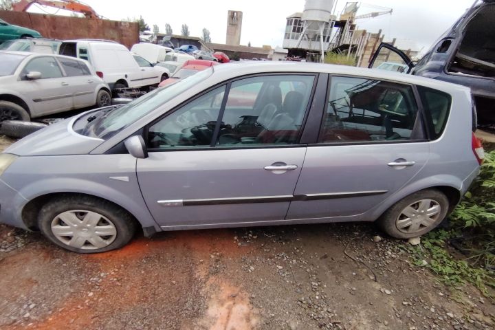 Far dreapta Renault Scenic a 2-a generatie