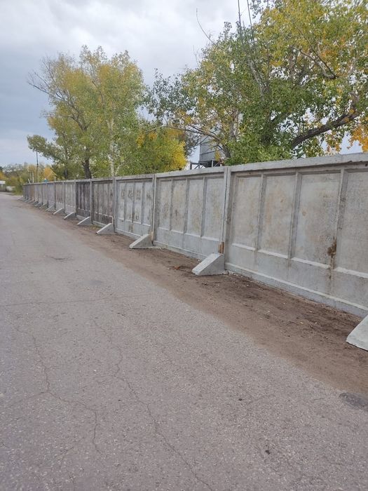 Панели забора 4 метра 26 штук, 3 метра 59 штук плюс башмаки