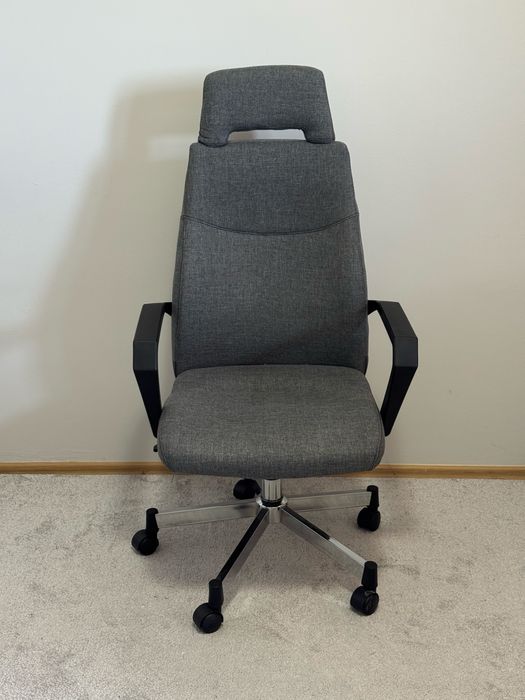 Ергономичен офис стол със сива текстилна тапицерия и метална основа