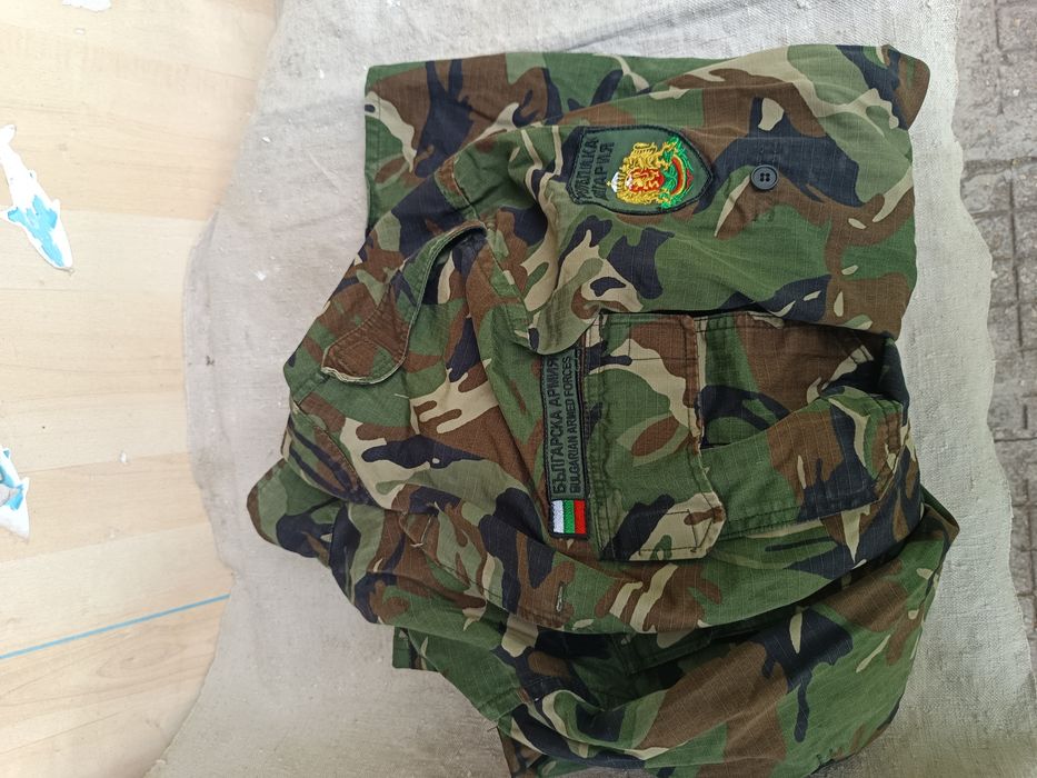 Стари военни фуражки униформи пагони вензели