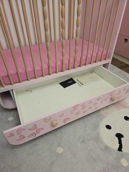 Patut bebelusi si copii cu sertar reglabil in functie de varsta din lemn roz (IKEA) + saltea spuma memorie