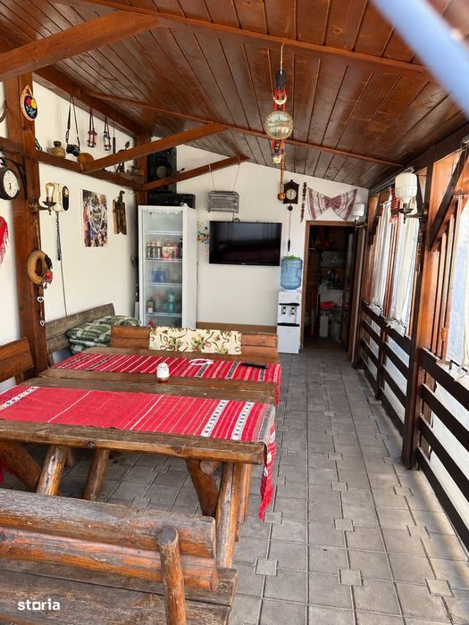 Două case, o singură proprietate, vedere la lac