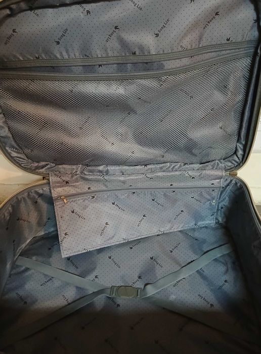 Куфар голям с дръжка на колела