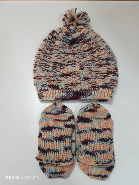 Ръчно плетен детски комплект – шапка и чорапи