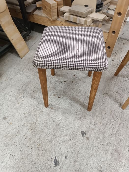 Деревянные табуретки