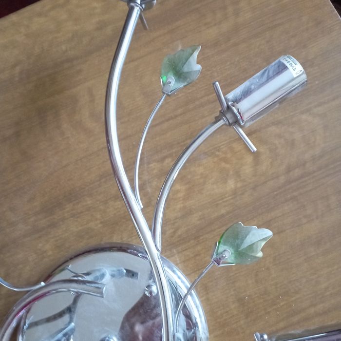 Продам 2 люстры и светильник