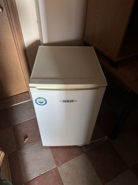 Хладилник с фризер NEO