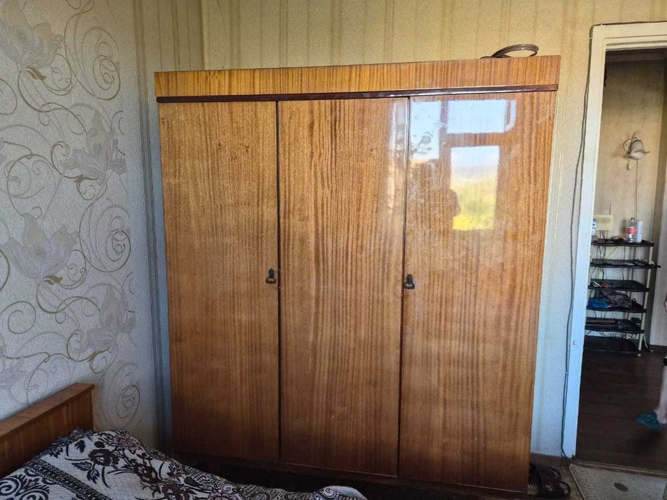 Плательный полированный шкаф
