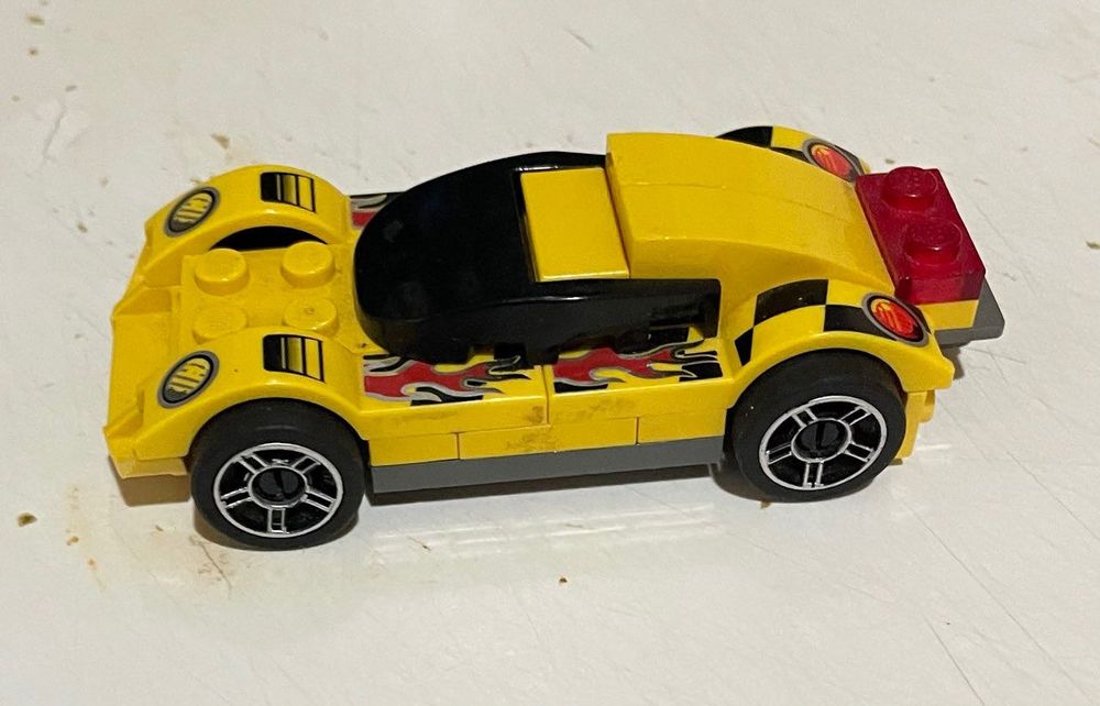 LEGO Racers: Ferrari 248 F1 1:24 (8142) LEGO 
Pull-Back Motor Vodafone