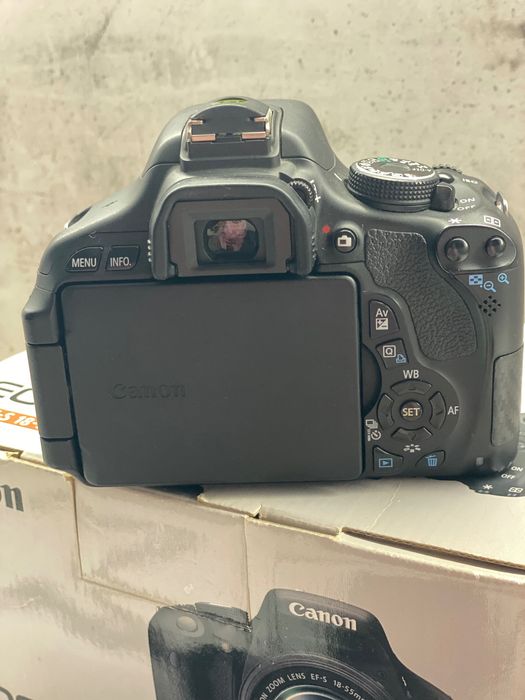 Canon EOS 600D + 18-55mm + 2 батерии + аксесоари