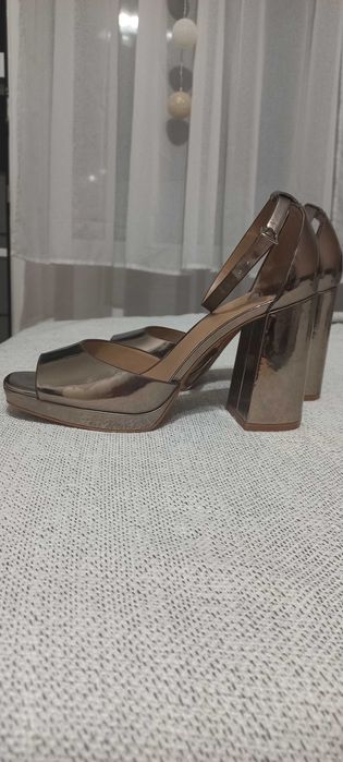 Сандали на ток stradivarius нови