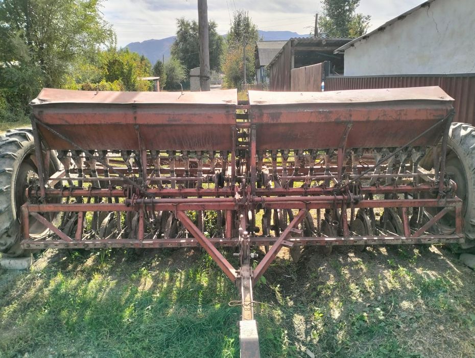 Трактор МТЗ-80, плуг, сеялка