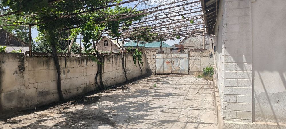 Katta hovli srochni sotiladi