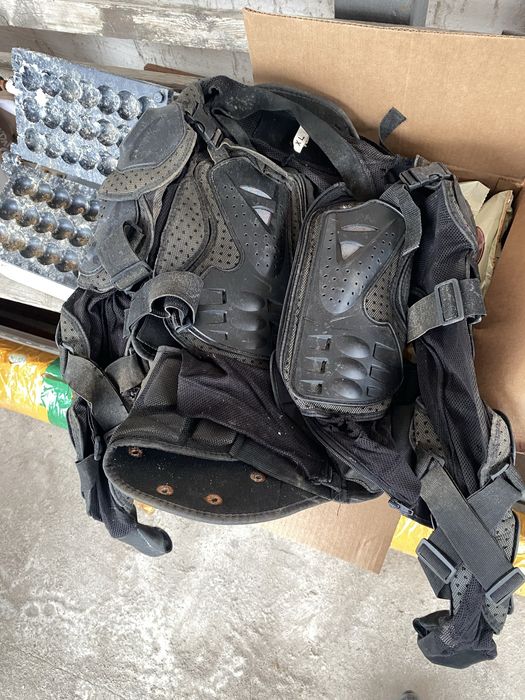 Черепаха и наколенники