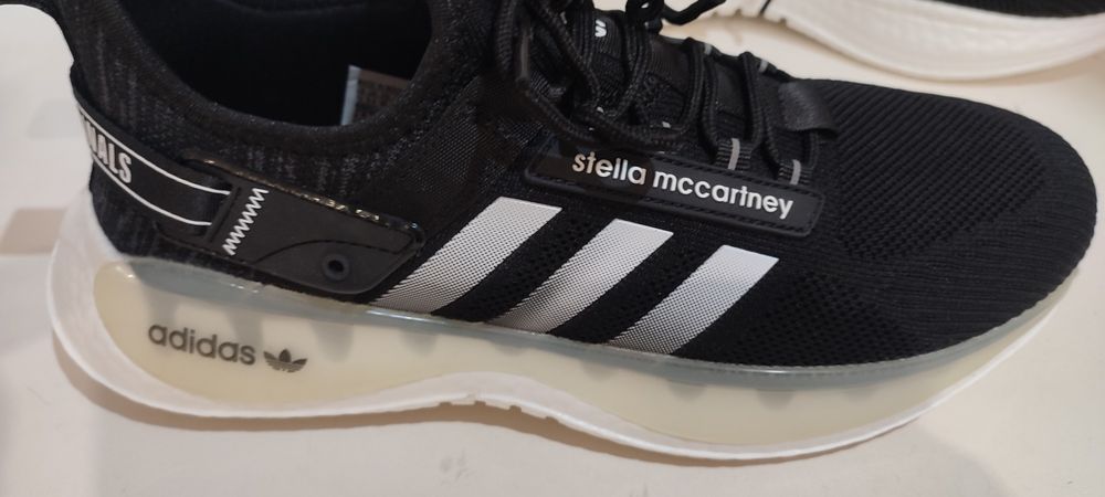 Продам кроссовки фирмы Adidas.