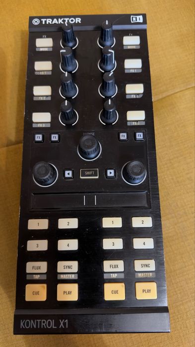 Controller DJ Native Instruments Traktor Kontrol X1