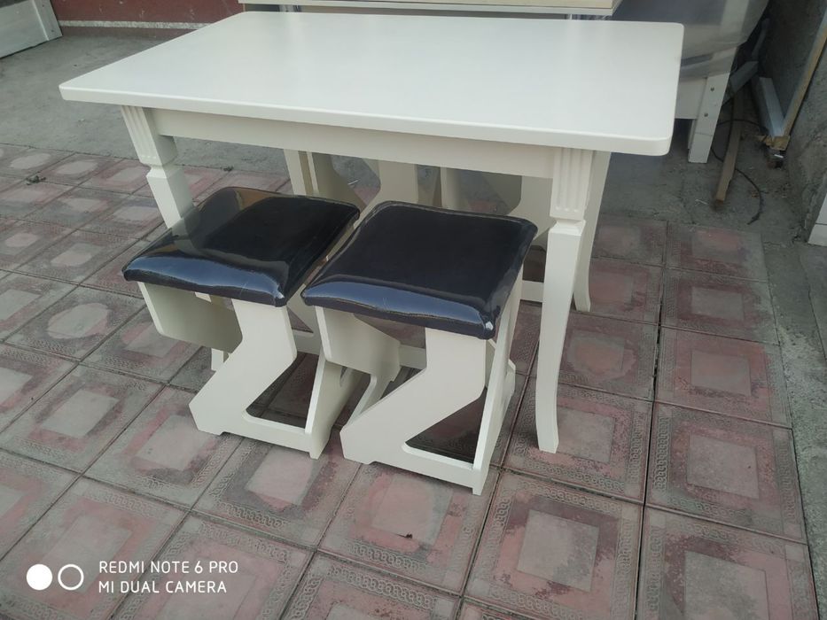 Стол стулья на кухне