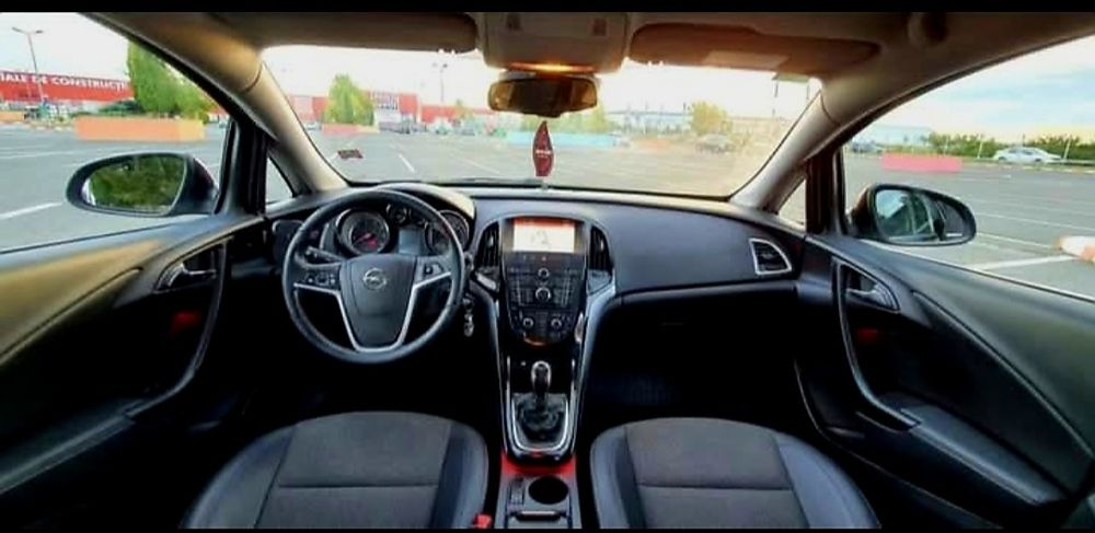 Opel Astra J Sedan, 1.6 Diesel Euro 6, an 2015 – 6.300 € (negociabil)