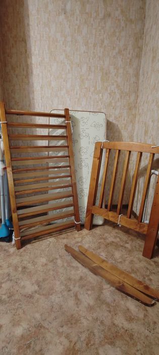 Отдам деревянный манеж