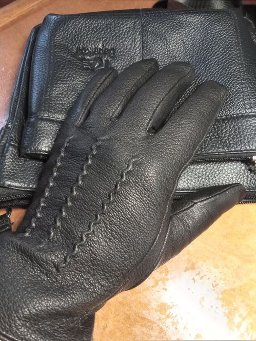 Кожаный перчатка