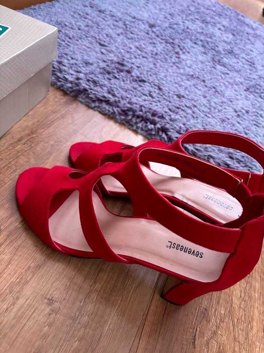 Червени обувки сандали