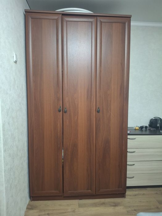Шкаф трёхстворчатый