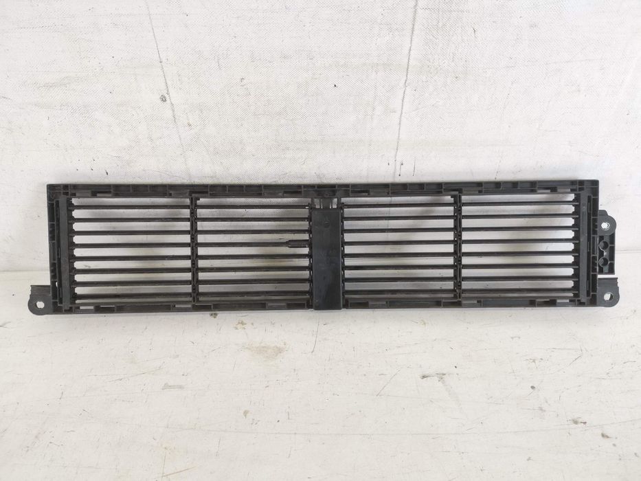 Решетка Въздухозаборник / Grila Vazduhonasosvane Passat B9 Оригинална