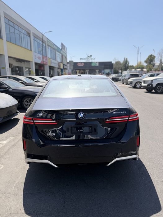 BMW i5 35L toza moshina