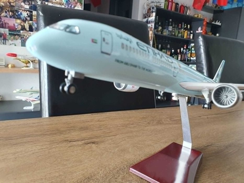 Macheta uriasa de avion Etihad Boeing 787-10 Dreamliner cu roti | Perfect pt cadou