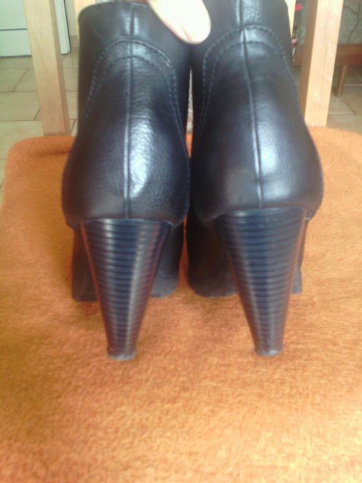 Елегантни боти на висок ток