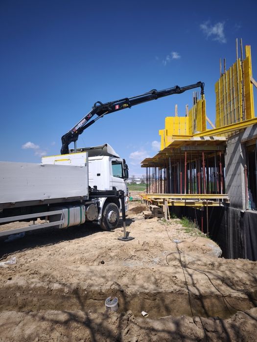 Транспорни услуги, камион с кран.