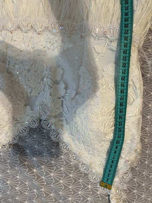 Rochie alba eleganta cu pene si dantela