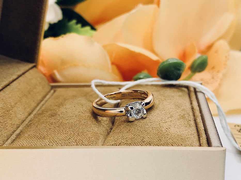 Нежное золотое кольцо с бриллиантом посередине модели «Одноглазка»