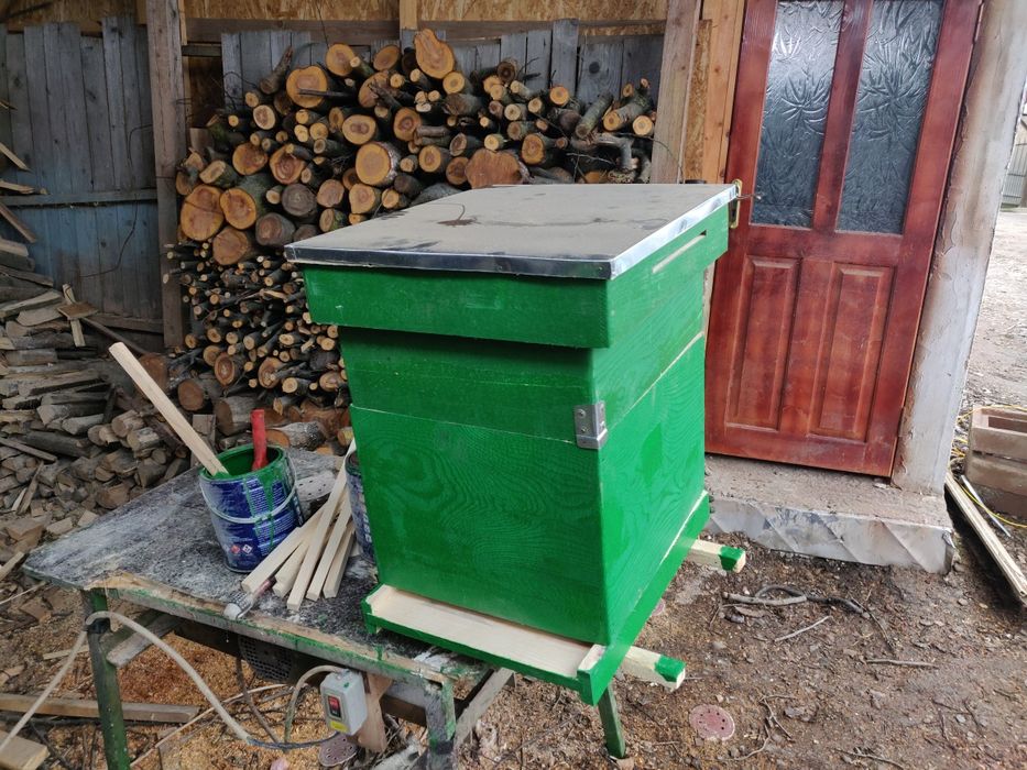 Vand/confecționez stupi