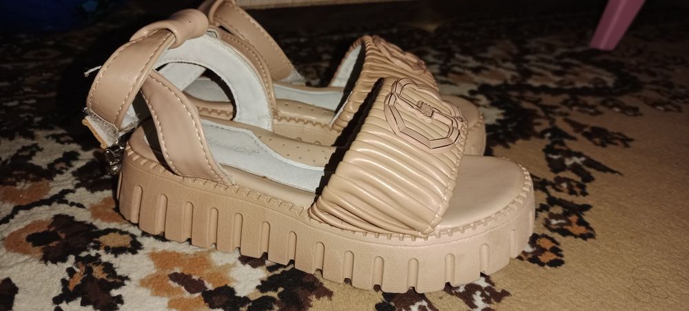 Продам босоножки