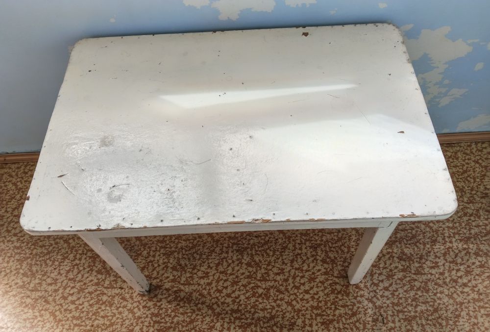 Столик деревянный