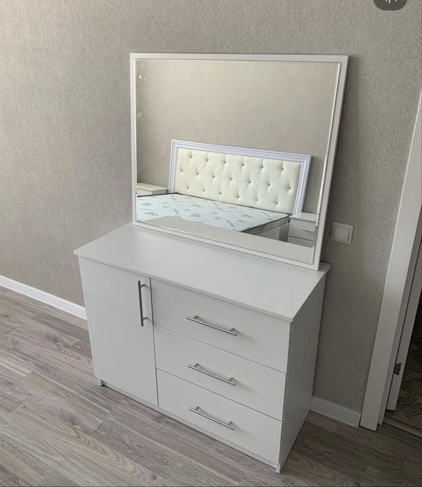 Продам белый спальный гарнитур с матрасом