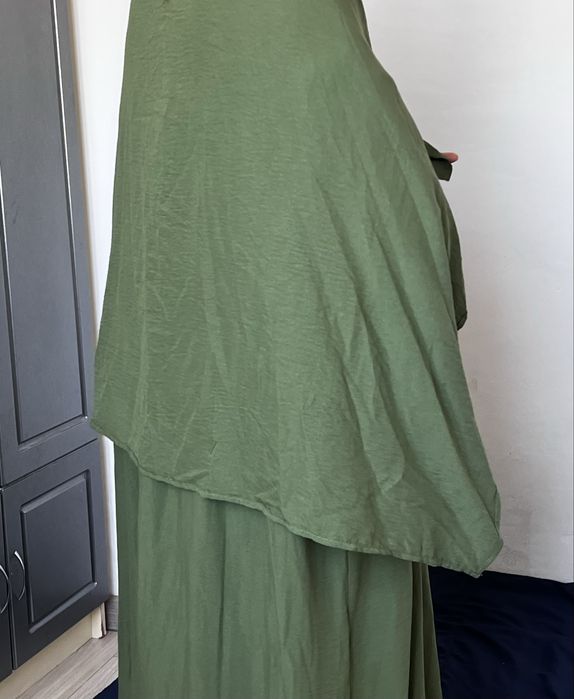 Широкое зеленое платье