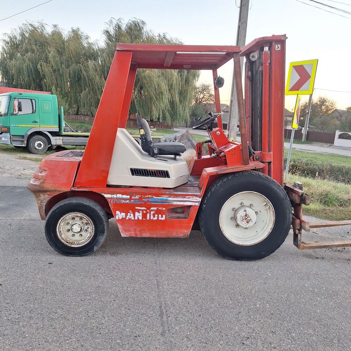Motostivuitor de teren Manitou MC 25 cu furci și cupa