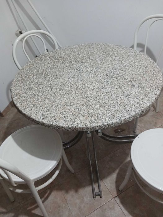 Vand masa cu 4 scaune