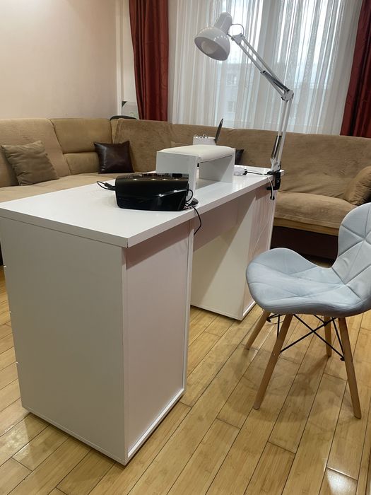 Vand birou manichiură cu aspirator incorporat