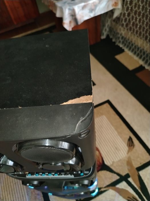 Колонка . Холати зур. Деярли ишлатилмаган. Микрофон, зарядка бор.