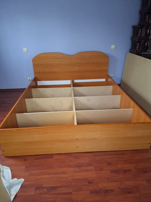 Vand doua paturi cu saltea doua persoane