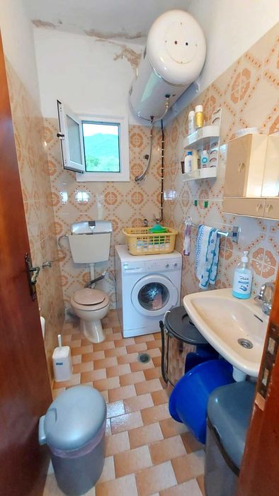 Продава къща с площ 79 м2 и двор 200 м2 в Аспровалта, Гърция