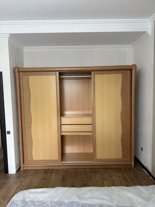 Кровать без матраса, шкаф