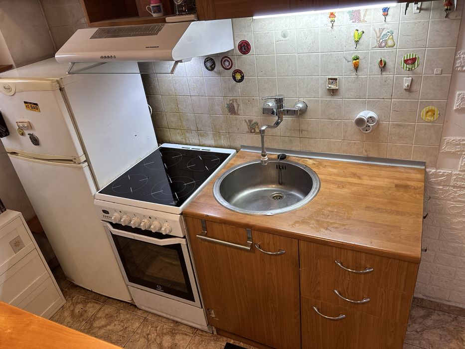 Кухня с печка, хладилник и абсорбатор