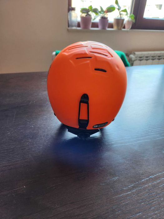 Продавам детска скиорска каска QUIK SILVER