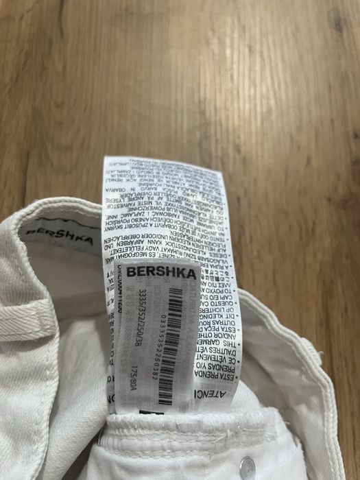 Blugi scurti albi BERSHKA