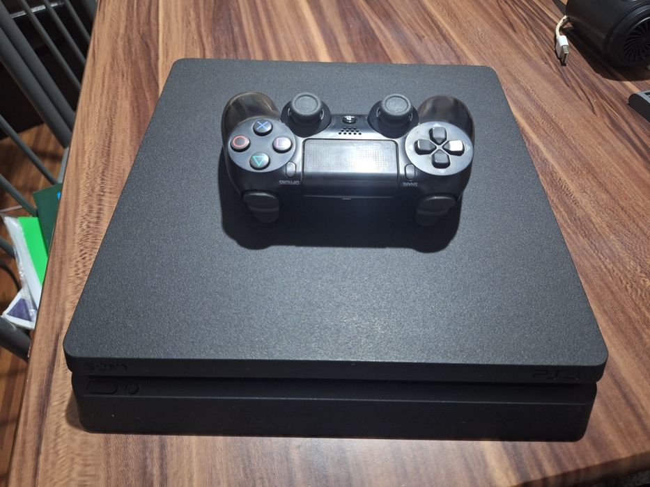Vând PS4 slim 1000 GB